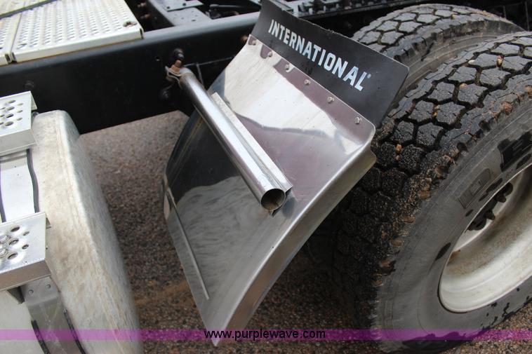 image for item J7700 2006 International 9400i semi truck