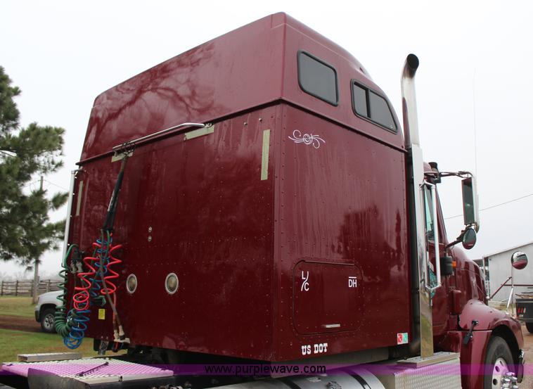 image for item J7700 2006 International 9400i semi truck