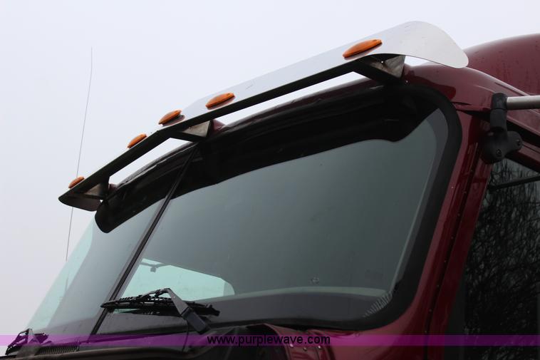 image for item J7700 2006 International 9400i semi truck