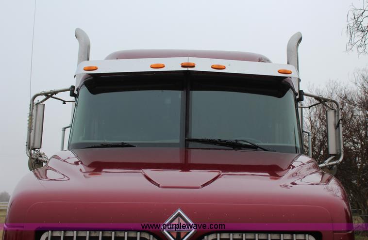 image for item J7700 2006 International 9400i semi truck