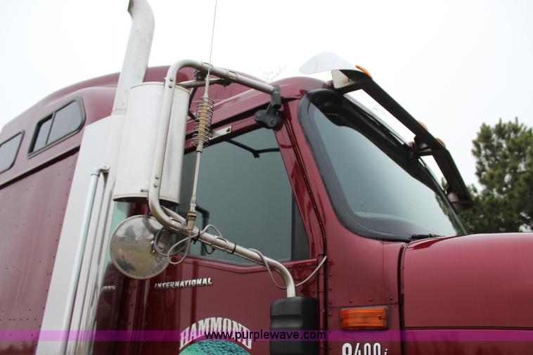 image for item J7700 2006 International 9400i semi truck