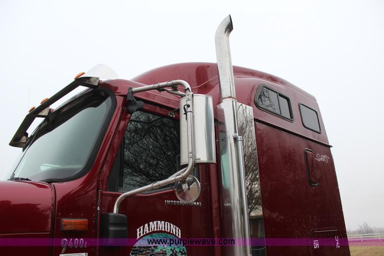image for item J7700 2006 International 9400i semi truck