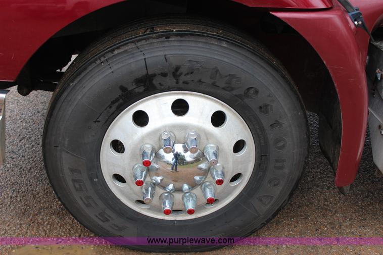 image for item J7700 2006 International 9400i semi truck