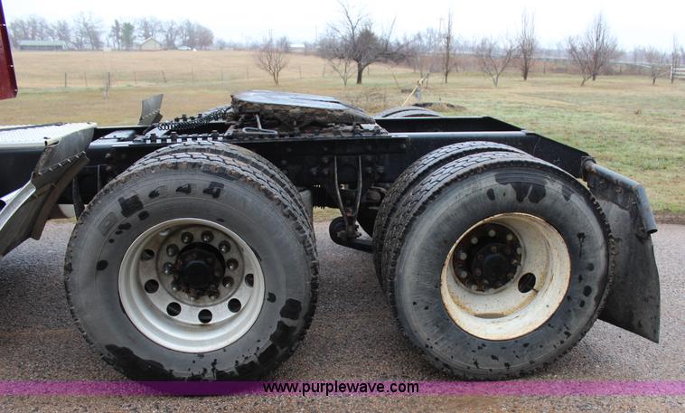 image for item J7700 2006 International 9400i semi truck