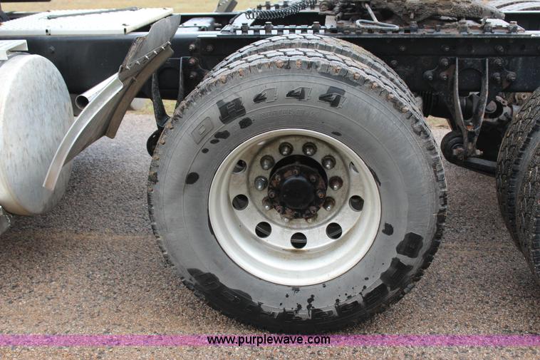 image for item J7700 2006 International 9400i semi truck