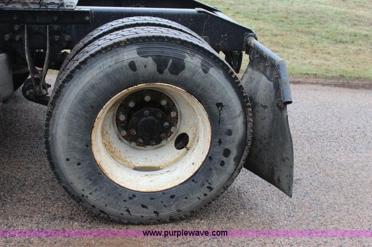 image for item J7700 2006 International 9400i semi truck