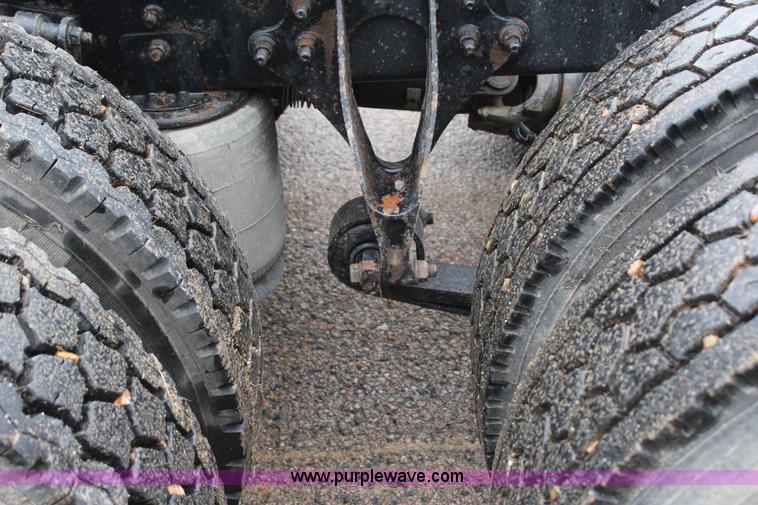 image for item J7700 2006 International 9400i semi truck