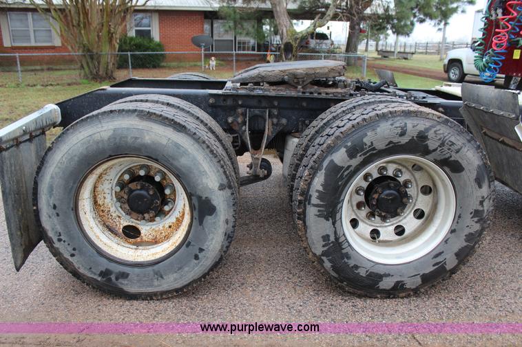 image for item J7700 2006 International 9400i semi truck