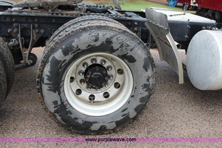 image for item J7700 2006 International 9400i semi truck