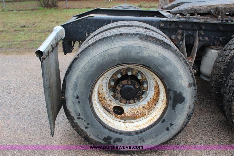 image for item J7700 2006 International 9400i semi truck