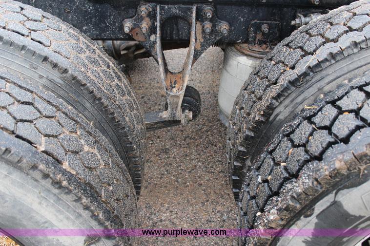 image for item J7700 2006 International 9400i semi truck