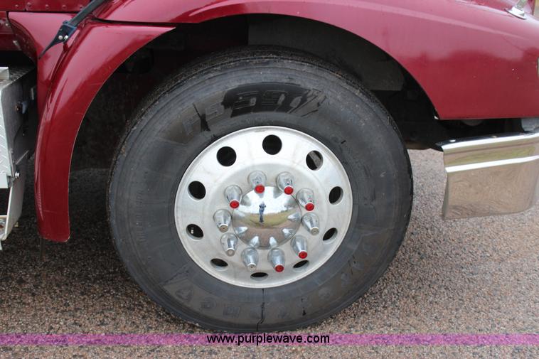 image for item J7700 2006 International 9400i semi truck