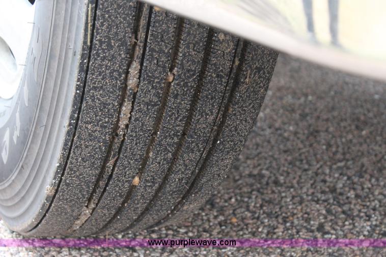 image for item J7700 2006 International 9400i semi truck