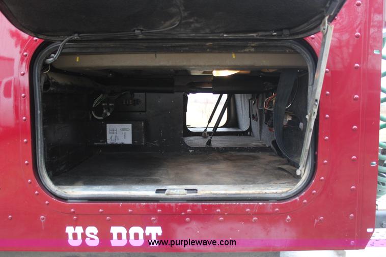 image for item J7700 2006 International 9400i semi truck