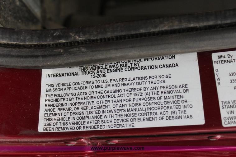 image for item J7700 2006 International 9400i semi truck