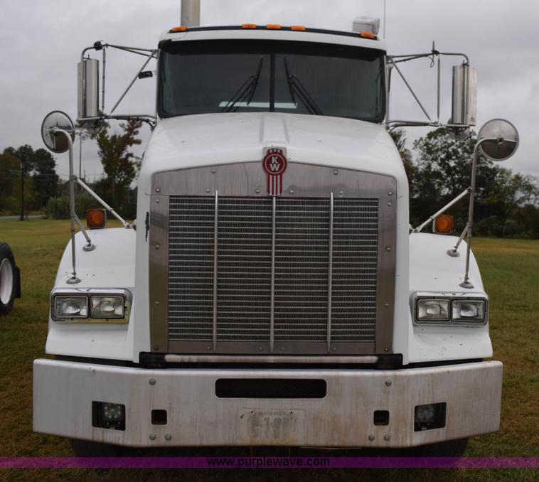 image for item J8471 2008 Kenworth T800 semi truck