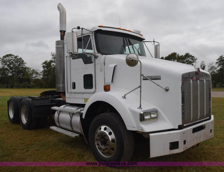 image for item J8471 2008 Kenworth T800 semi truck