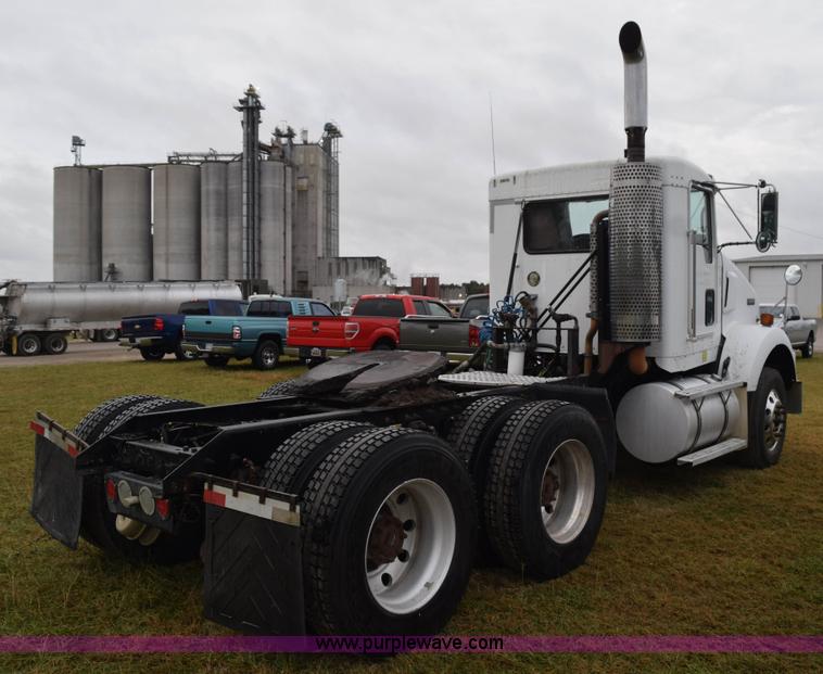 image for item J8471 2008 Kenworth T800 semi truck