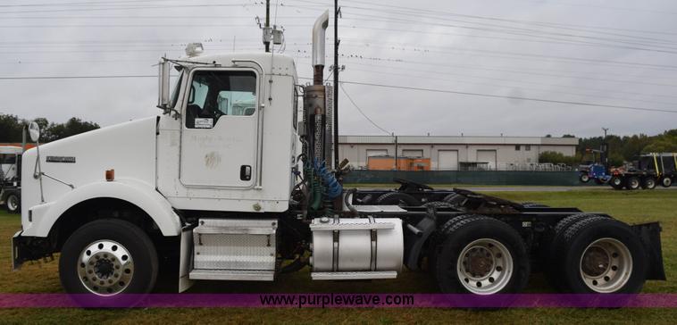 image for item J8471 2008 Kenworth T800 semi truck