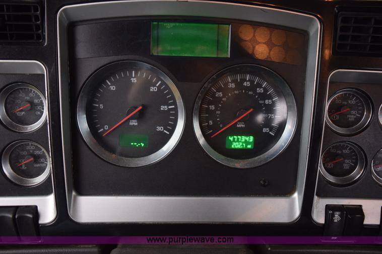 image for item J8471 2008 Kenworth T800 semi truck