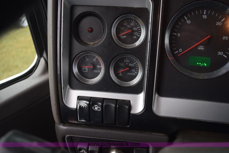 image for item J8471 2008 Kenworth T800 semi truck