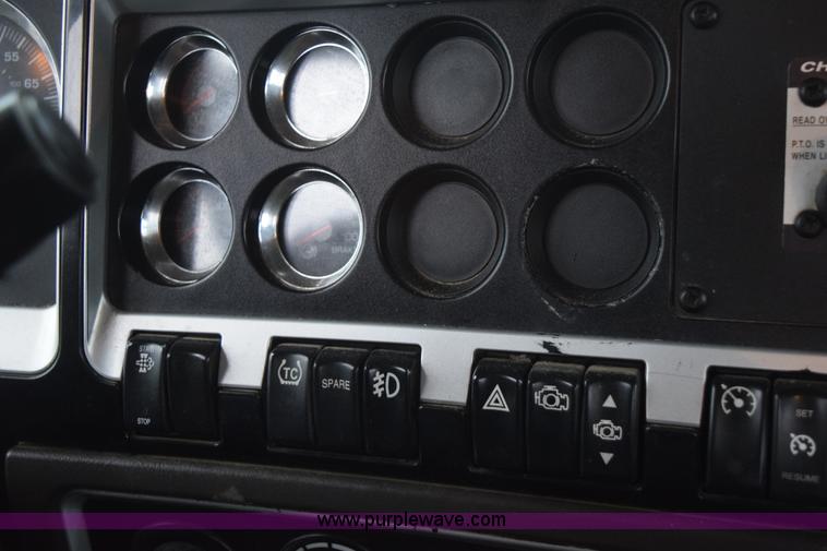 image for item J8471 2008 Kenworth T800 semi truck