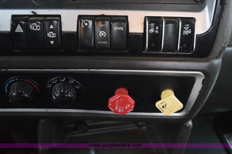 image for item J8471 2008 Kenworth T800 semi truck