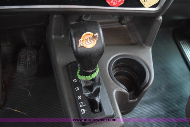 image for item J8471 2008 Kenworth T800 semi truck