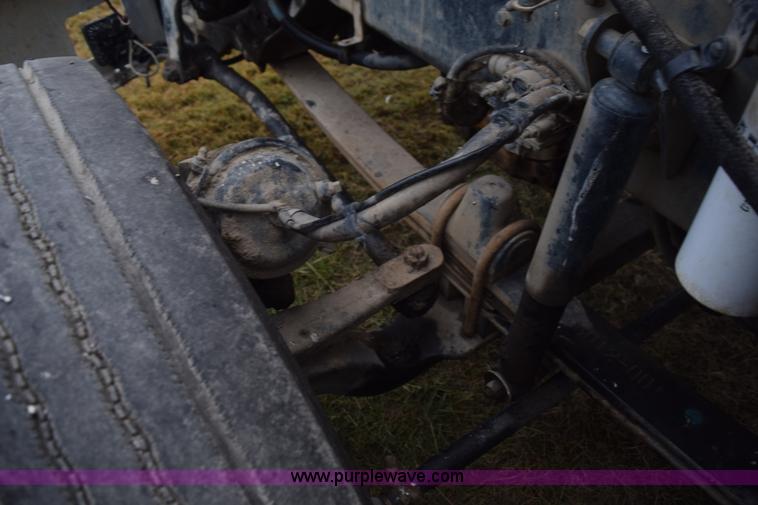 image for item J8471 2008 Kenworth T800 semi truck