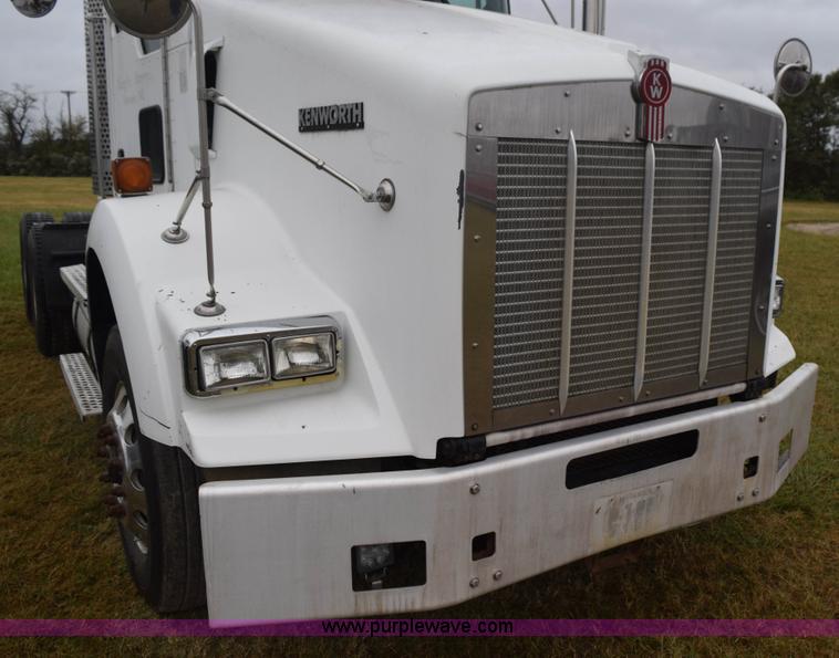 image for item J8471 2008 Kenworth T800 semi truck
