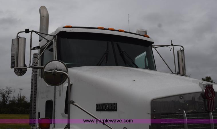 image for item J8471 2008 Kenworth T800 semi truck