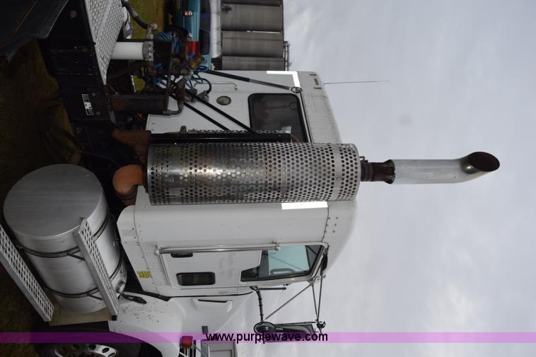 image for item J8471 2008 Kenworth T800 semi truck