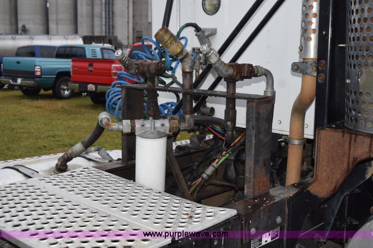 image for item J8471 2008 Kenworth T800 semi truck