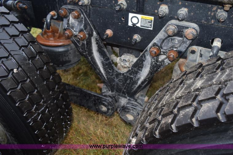 image for item J8471 2008 Kenworth T800 semi truck