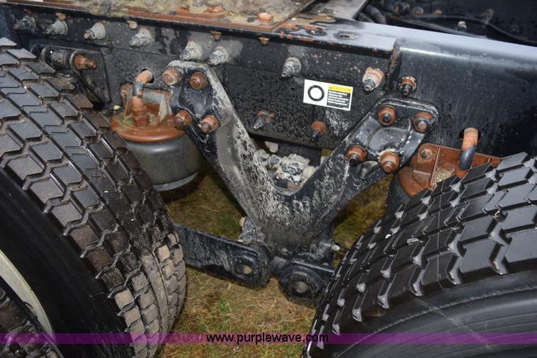 image for item J8471 2008 Kenworth T800 semi truck