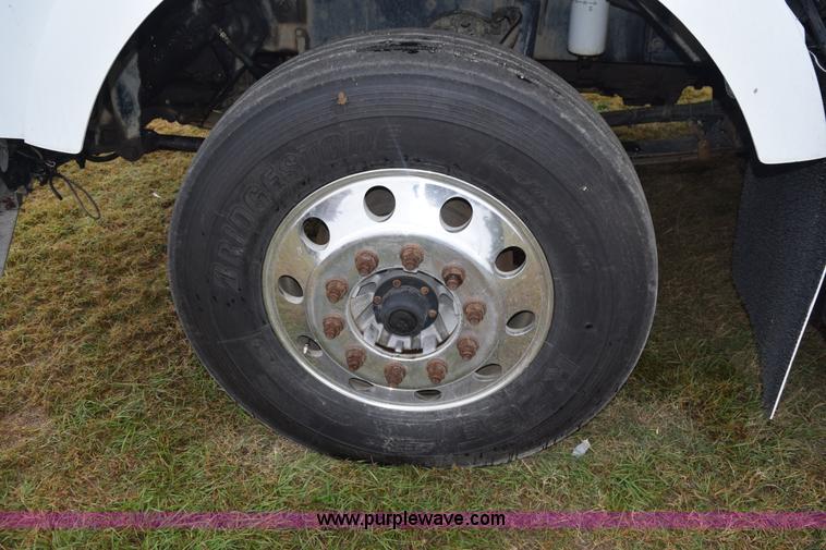 image for item J8471 2008 Kenworth T800 semi truck