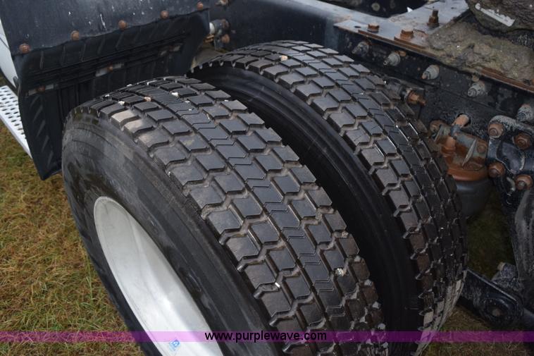 image for item J8471 2008 Kenworth T800 semi truck