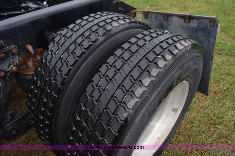 image for item J8471 2008 Kenworth T800 semi truck