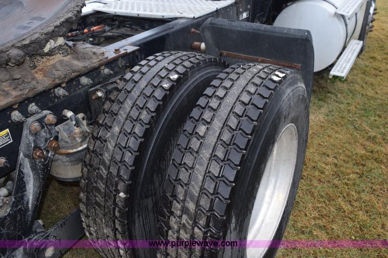 image for item J8471 2008 Kenworth T800 semi truck