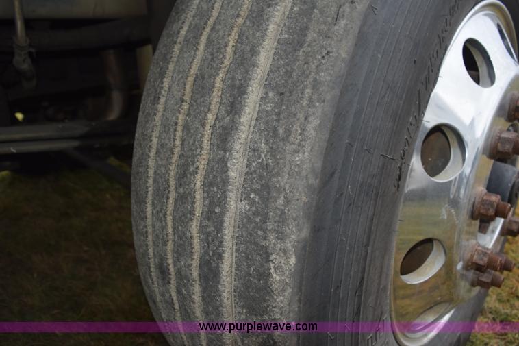 image for item J8471 2008 Kenworth T800 semi truck