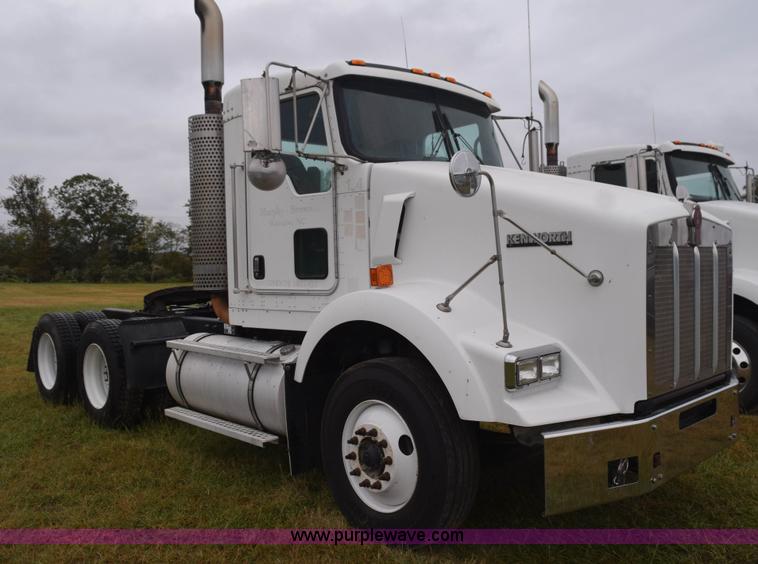 image for item J8472 2008 Kenworth T800 semi truck