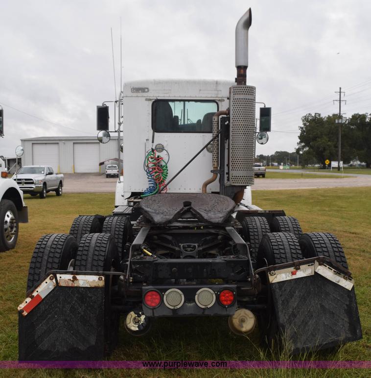 image for item J8472 2008 Kenworth T800 semi truck