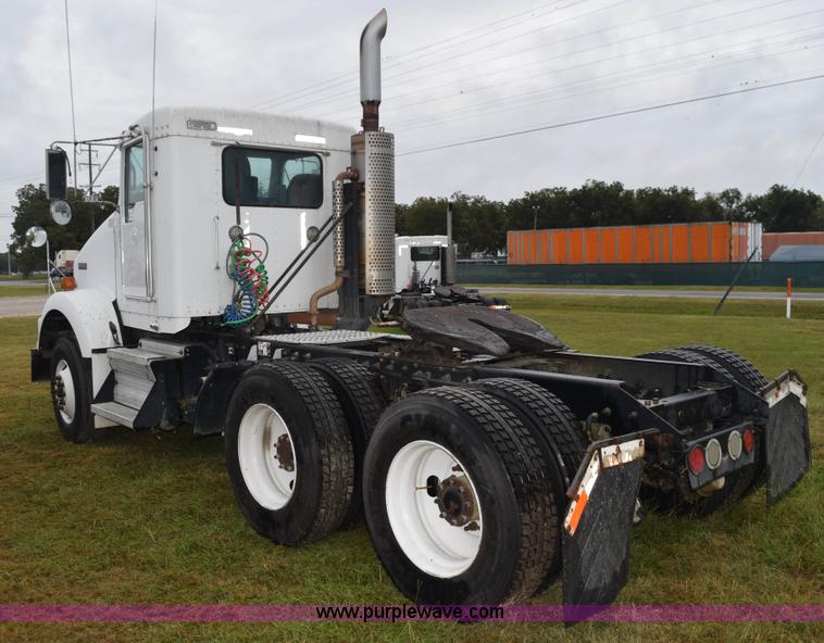 image for item J8472 2008 Kenworth T800 semi truck