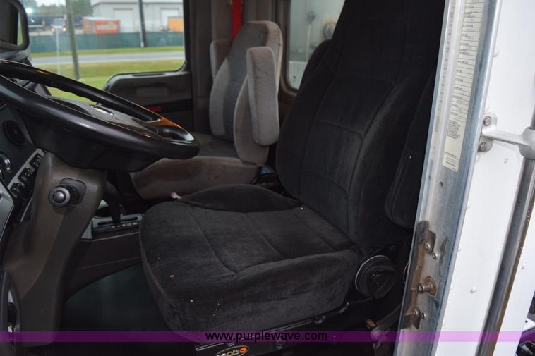 image for item J8472 2008 Kenworth T800 semi truck