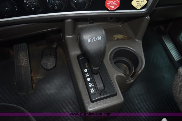 image for item J8472 2008 Kenworth T800 semi truck