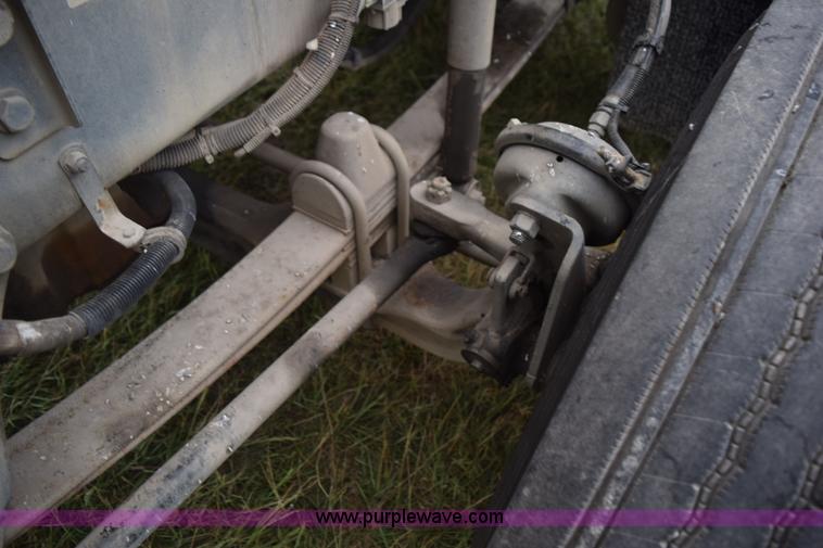 image for item J8472 2008 Kenworth T800 semi truck