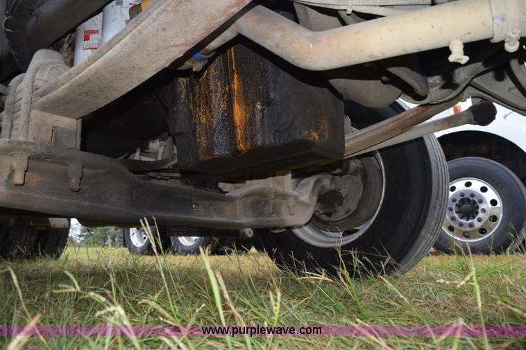 image for item J8472 2008 Kenworth T800 semi truck