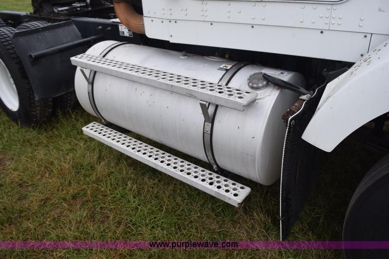 image for item J8472 2008 Kenworth T800 semi truck