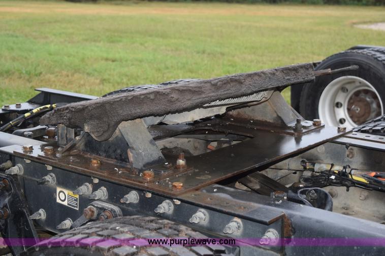 image for item J8472 2008 Kenworth T800 semi truck