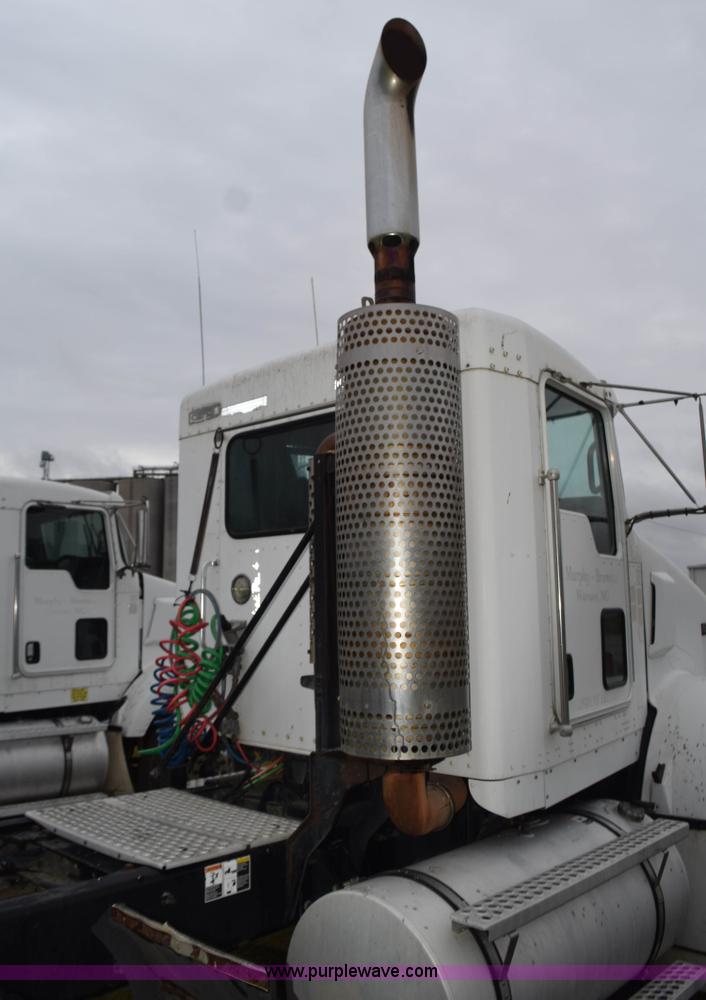 image for item J8472 2008 Kenworth T800 semi truck